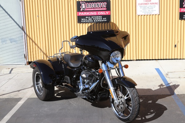 WEB限定デザイン Harley Davidson 【81085-2】 COMPETITION SERIES コンプリートスピーカーキット  フラッシュライト付 2014年以降ツーリングモデルに適合（但しFLHRは除く）アンバー（LED色） 通販 