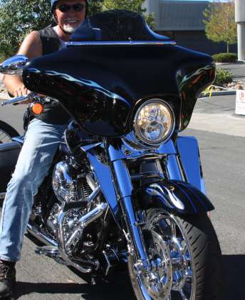 2007 CVO PAINT: Diamond Dust (Black) Silver Leaf Flames w/ Candy Green Nose Graphics: click to enlarge