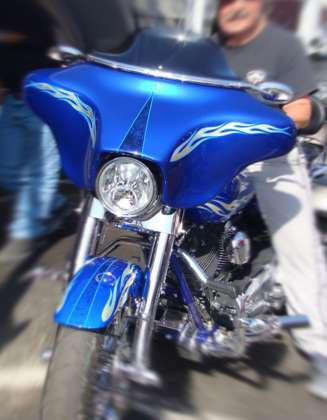 2007 CVO PAINT:Candy Cobalt w/ Pale Gold Leafing: click to enlarge